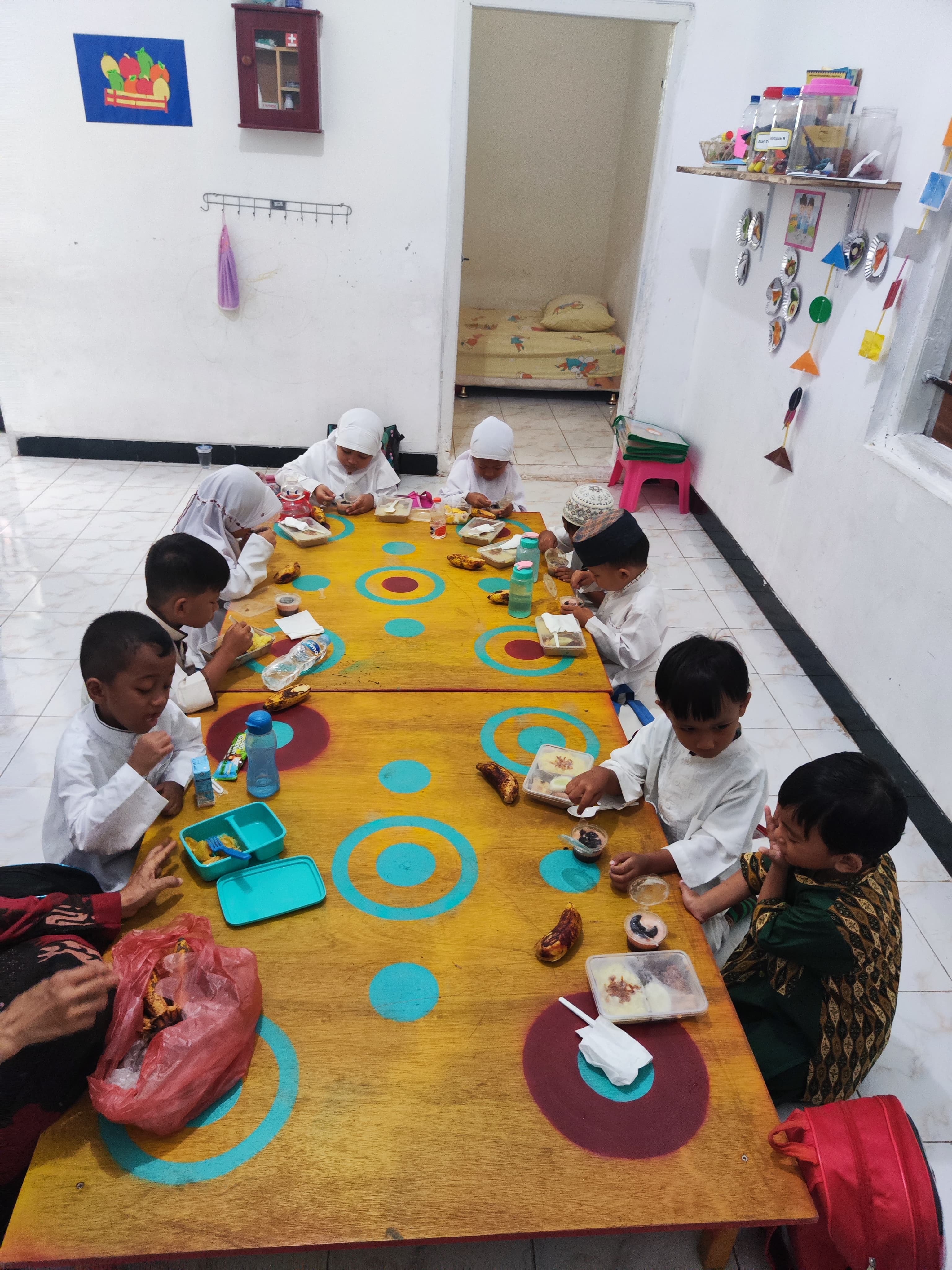 Anak-anak menikmati makan bersama
