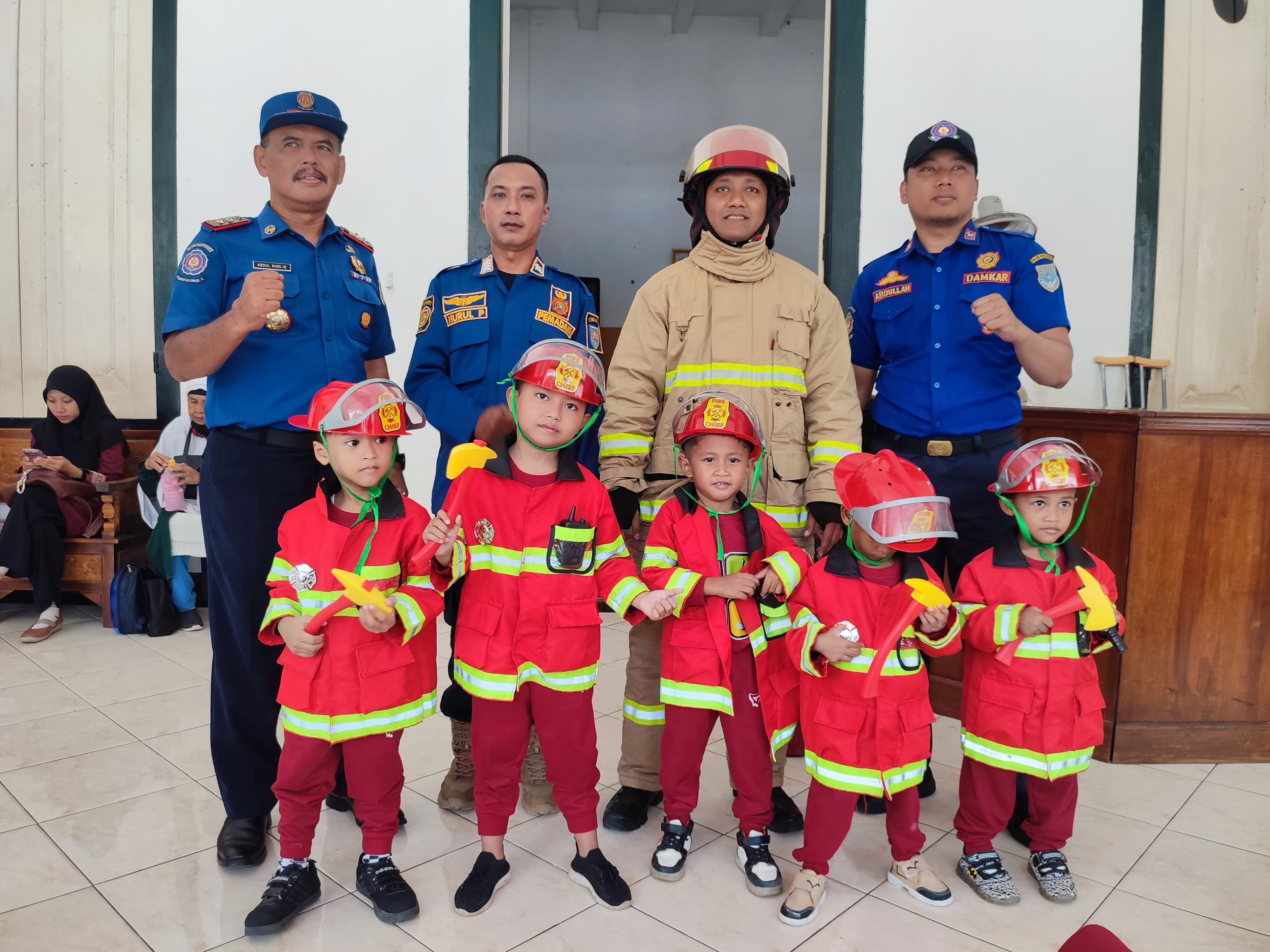 Petugas pemadam kebakaran mengunjungi siswa RA Al-Huda