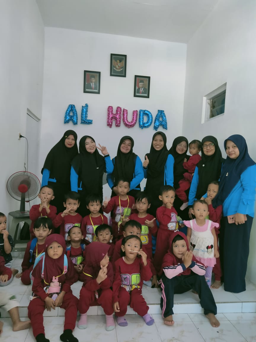 Anak-anak belajar bersama di RA Al-Huda